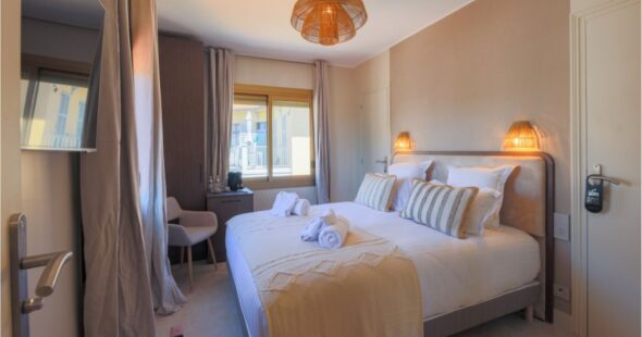 chambre standard lumineuse avec lit double et décoration naturelle